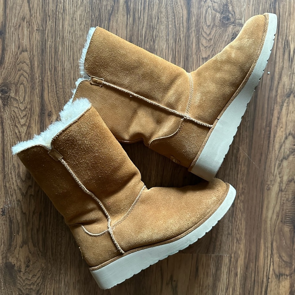 Kookaburra by Ugg suede lined boots… so comfy and warm! Gently used. Size 8